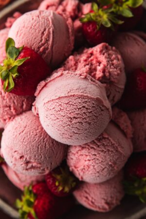 Greek style ice cream STRAWBERRY 6lt/bucket ZF code 269
